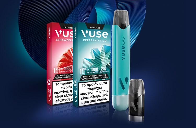 Συσκευή ατμίσματος Vuse Go Reload 1000 και 2 συσκευασίες pod: συσκευασία πάγου μέντας και πάγου φράουλας σε σκούρο μπλε φόντο.